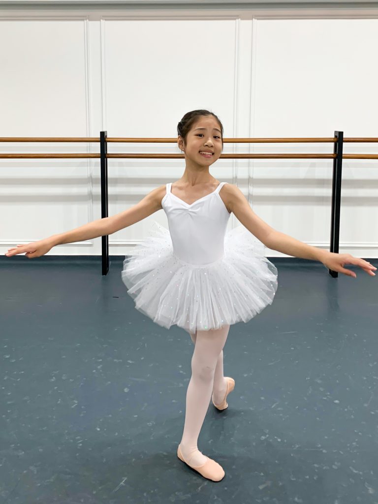 Download Classic Ballet Pose | Wallpapers.com